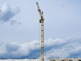 crane works in bad weather