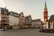 Fachwerkhäuser und Nikolaikirche bei Sonnenaufgang in der Altstadt am Römerberg, Frankfurt am Main