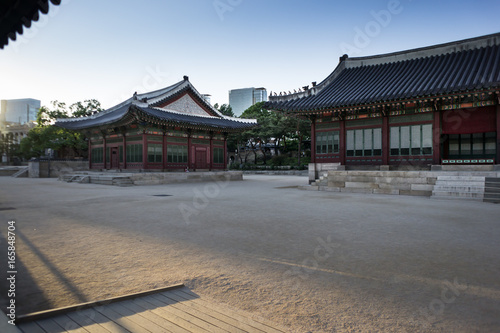 Zdjęcie XXL świątynia w centralnym Seulu w Korei Południowej wieczorem