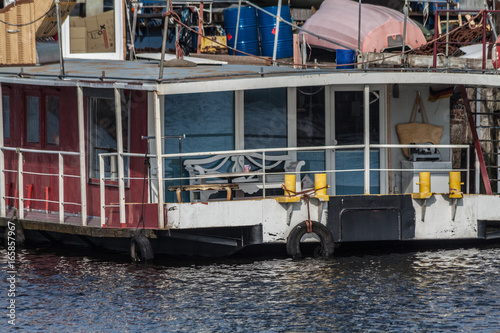 Das Hausboot Von Gunter Gabriel In Hamburg Kaufen Sie Dieses Foto Und Finden Sie Ahnliche Bilder Auf Adobe Stock Adobe Stock