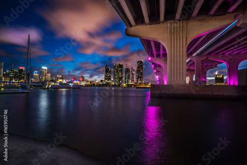 Plakat Miami Causeway Bridge oświetlone w nocy