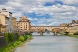 Piękny widok na Ponte Vecchio na rzece Arno, Florencja, Włochy
