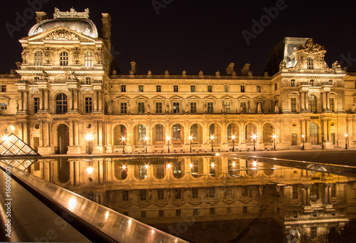Photographie Musee Louvre in Paris by night
