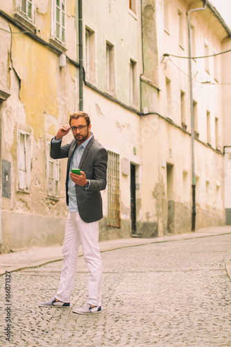 Fotomural Business man using cellphone on the street.