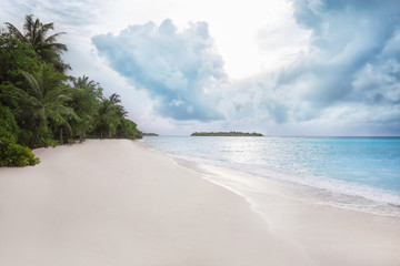 Canvas Print - Cloudy weather at tropical beach