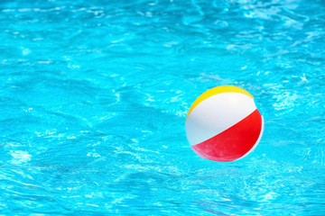 Poster - Colorful inflatable ball in blue swimming pool