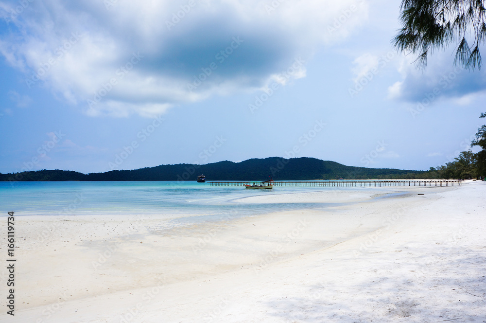 translucent-water-and-white-sand-beach-in-koh-rong-samloem-cambodia