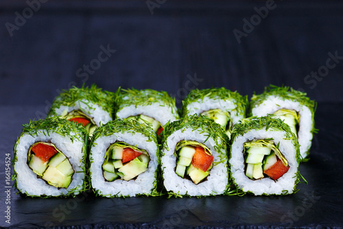 Fotomural Menú vegetariano de sushi. Rollos con pepino, aguacate y tomate