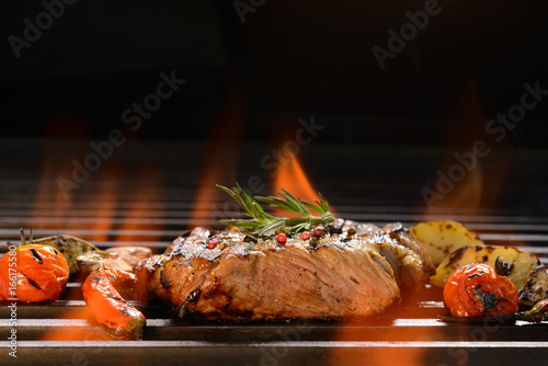 Plakat Piec na grillu wieprzowina stek z warzywem na płomiennym grillu