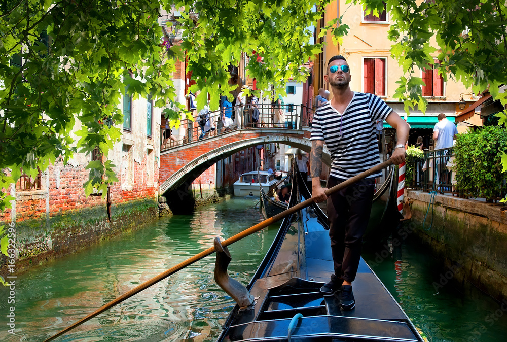 Gondolier in Venice - obrazy, fototapety, plakaty 