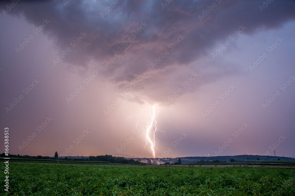 Gewitterfront über ländlicher Landschaft