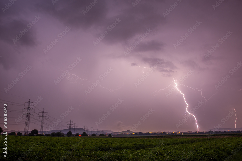 Nächtlicher Blitz unter dunklen Gewitterwolken