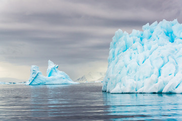 Wall Mural - Sculpted icebergs in Antarctica