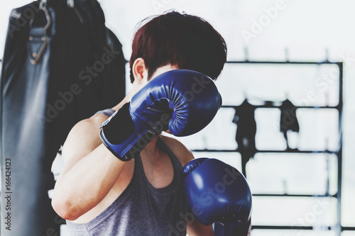 Plakat Sportman z rękawic bokserskich