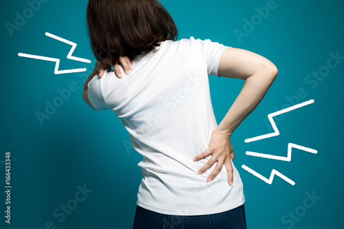 Fotografía young woman having backache.