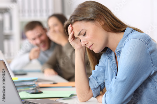 Fotografía Bullying victim being criticized at office
