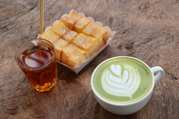 hot green tea with bread