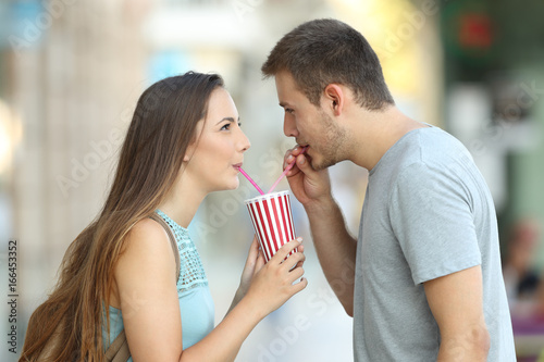 Fotografía Couple sharing a takeaway refreshment