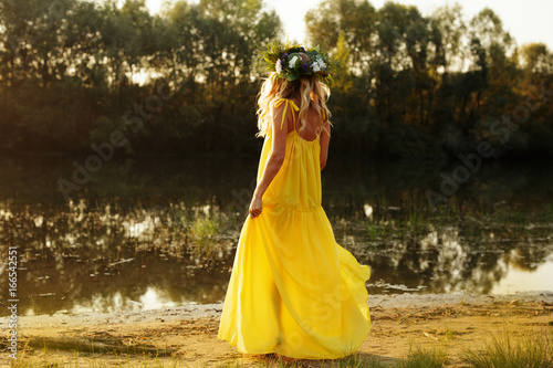 Plakat piękna dziewczyna w żółtej sukience w lesie, w lesie bajki sobie