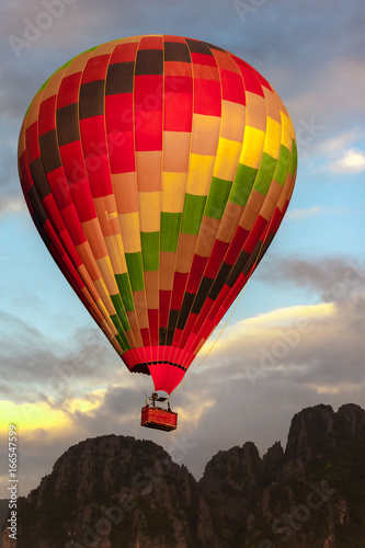 Zdjęcie XXL Kolorowy gorące powietrze balon Blisko gór przy zmierzchem