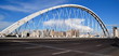 Weiße Ramstore-Brücke über den Fluss Ishim in Astana