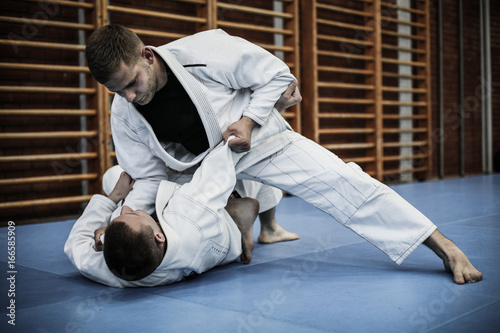 Plakaty Judo  dwoch-mlodych-mezczyzn-cwiczacych-razem-judo