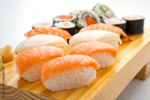 Cuadros en Lienzo Conjunto de sushi de salmón. comida japonesa