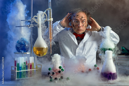 Fotomural frightened scientist front of experiment that exploded