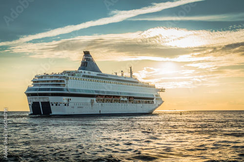 Cuadros en Lienzo The ship sailing away from Latvia to Sweden in the evening