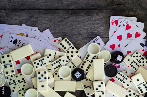 Plakat Różne gry planszowe szachownica, karty do gry, domino. Hobby. Metafora do gier i gier hazardowych.