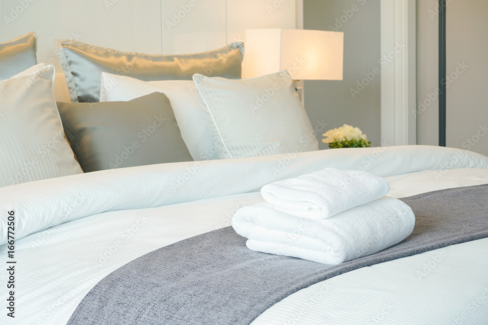 Obraz na płótnie Clean towels on bed at hotel room w salonie