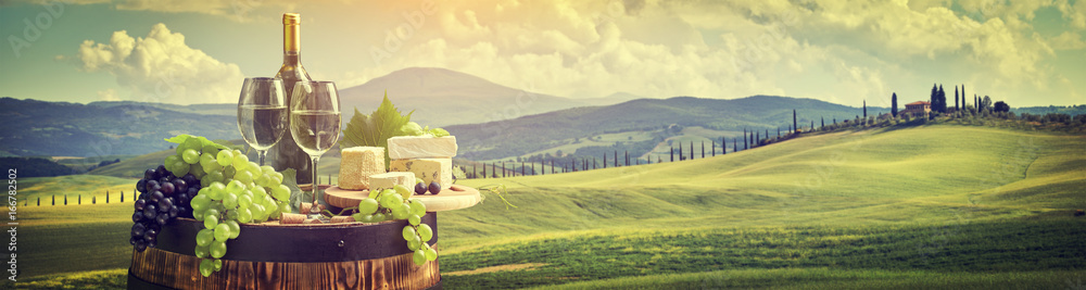 Red wine with barrel on vineyard in green Tuscany, Italy - obrazy, fototapety, plakaty 