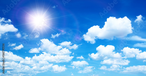 Plakat Pogodny tło, niebieskie niebo z białymi chmurami i słońcem