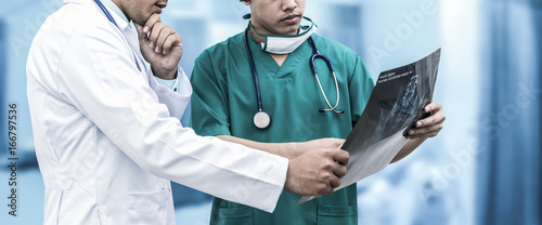 Fotomural Doctor and surgeon looking at x-ray film