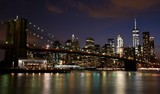 Fototapeta  - The Brooklyn Bridge and skyline of downtown Manhattan from Brooklyn at night. 