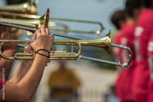 Zdjęcie XXL Puzony graczy z rękami na głównym slajdzie dla orkiestry marszowej.