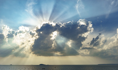 Poster - Sun light through the clouds