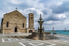 Evangelist Kilisesi Orthodox Church (Ekklisia Evaggelismos) And Mandraki Fountain, Rhodes, Greece