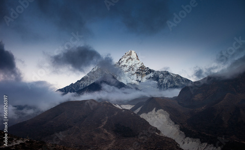 dramatyczny-widok-najpiekniejszej-gory-w-himalajach-mt-ama-dablam-6814m-po-zachodzie-slonca-nepal