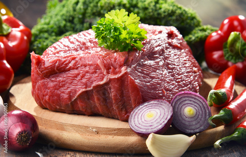 Cuadros en Lienzo Pieza de carne y especias en la tabla de cortar