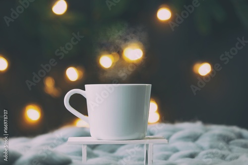 Zdjęcie XXL Biała filiżanka kawy przy Bożenarodzeniową dekoracją