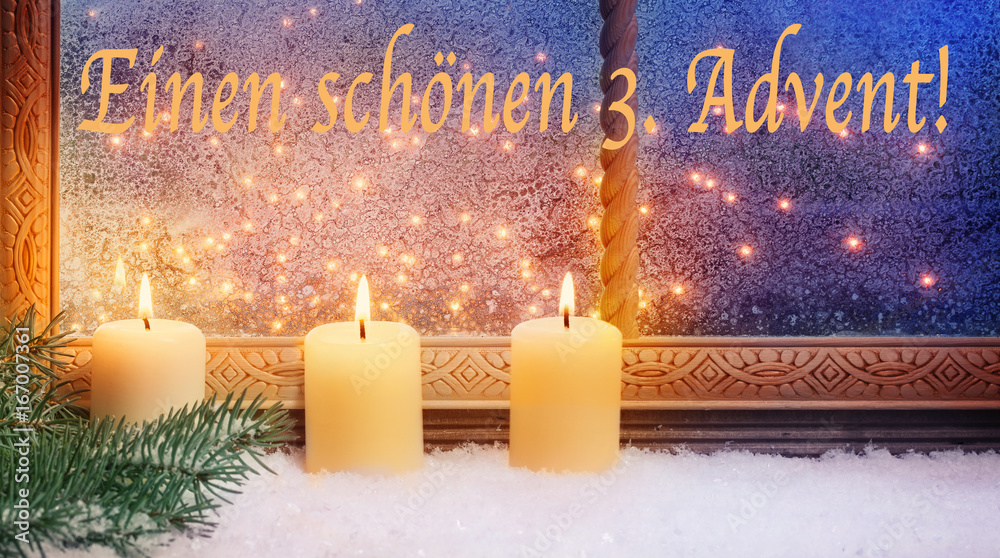 Drei Kerzen im Fenster, einen schönen 3. Advent Stock Photo