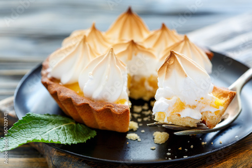 Fotomural Chunk tartlets with meringue on a fork.