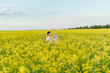© Денис Кипкаев - Young couple in a yellow field
