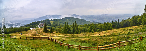 Fototapeta Beskidy  panorama-ze-szczytu-rownicy-nad-schroniskiem-turystycznym
