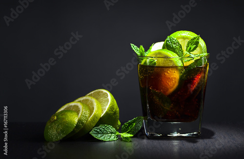 Fotomural Cóctel con lima, hielo y menta.
