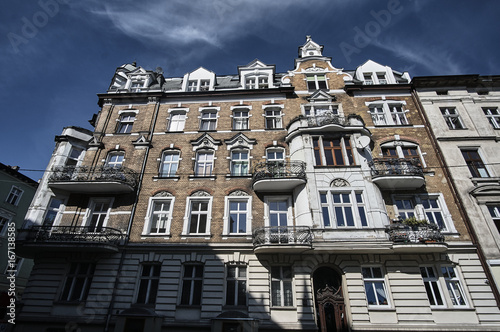 Plakat Art Nouveau fasada budynku w Poznaniu.