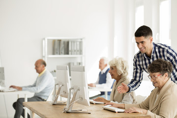 Wall Mural - Tutor helping woman with computer