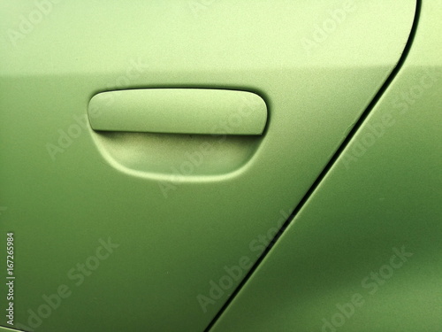 Türgriff einer Autotür mit hellgrüner Lackierung in Metallic seidenmatt eines sp Poster