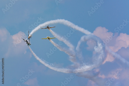 Fotografija A Flying Squadron Executing Showing True Mastery at the Airshow